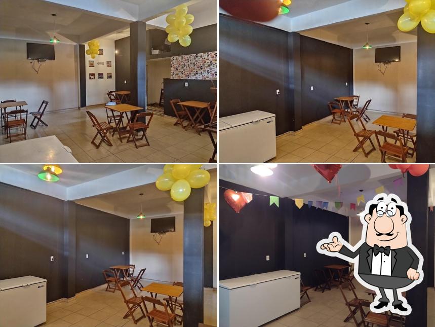 Sente em uma das mesas no Hamburgueria do Galinha