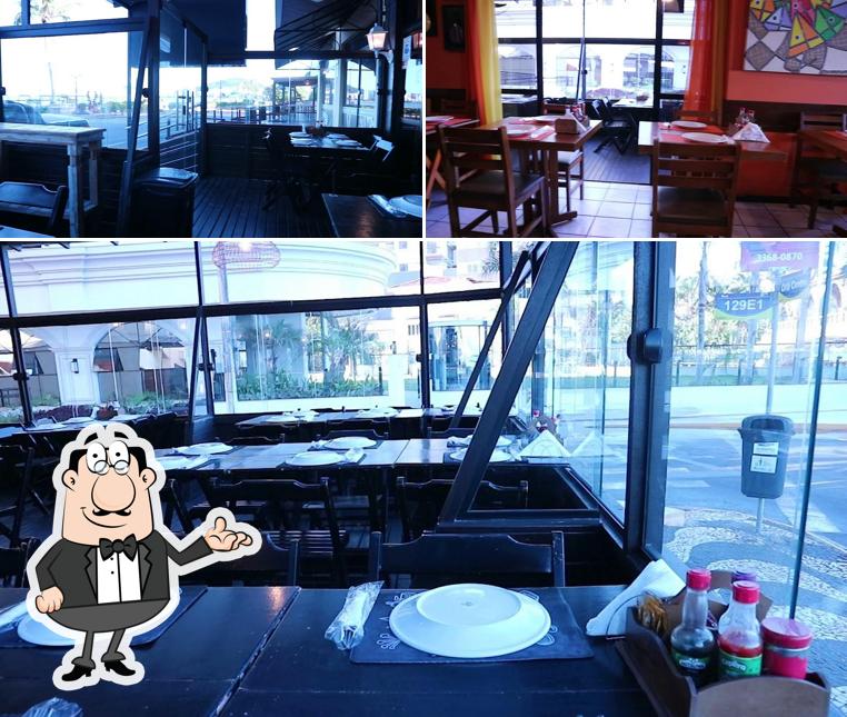 Sente em uma das mesas no Restaurante e Petiscaria Frigideiras