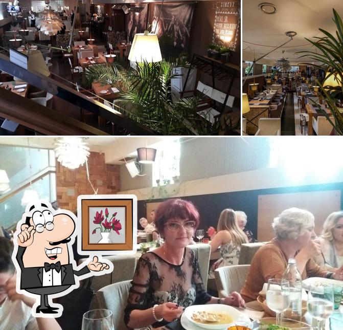 Gli interni di Lumiere bistro / cafe bar