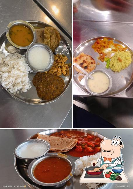 Chicken curry at Trimandir Bhojanshala (Unodary)