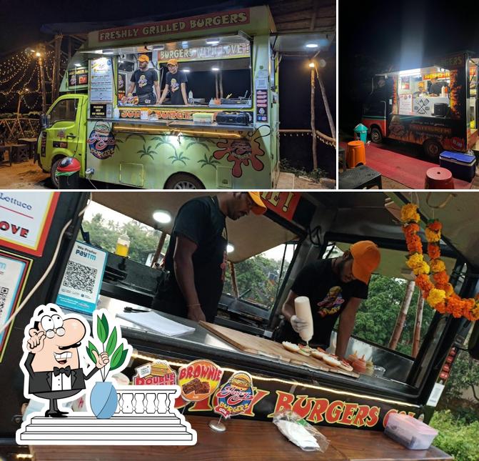 The exterior of Juicy Burgers Goa