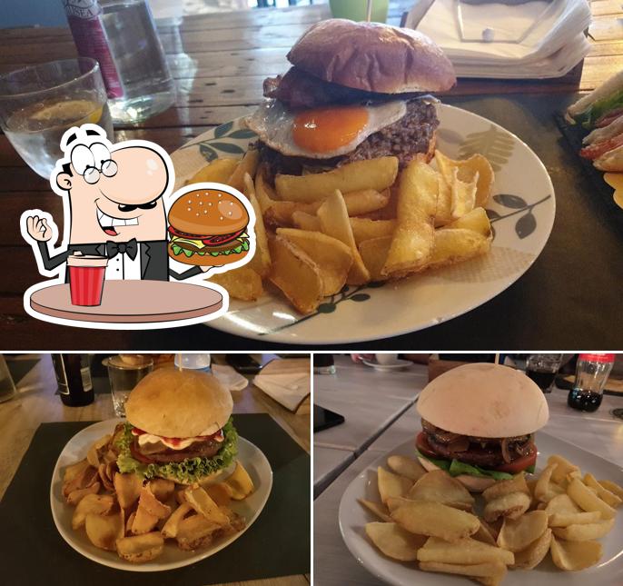 Prenditi un hamburger a Caten Pub