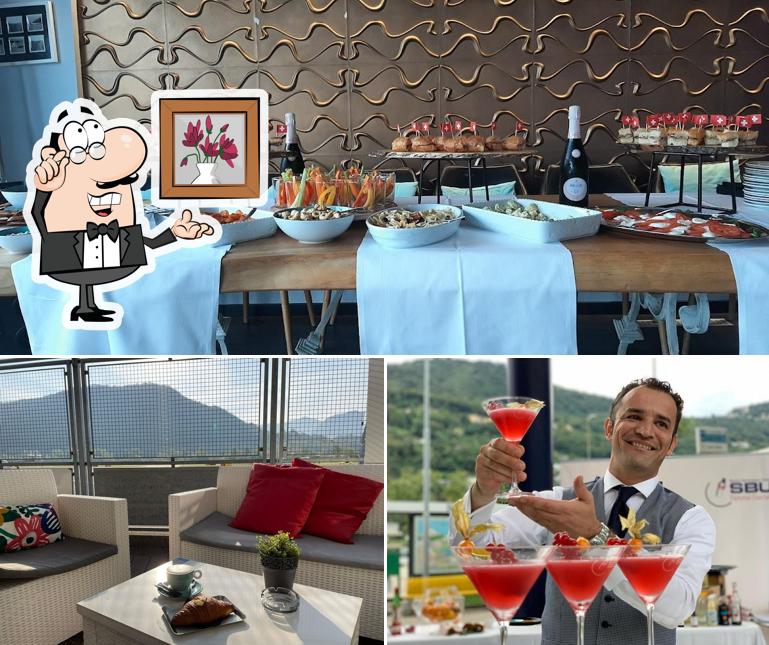 Siediti a un tavolo di Caffè dell'Aereoporto