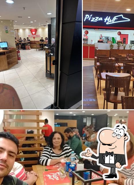 Sente em uma das mesas no Pizza Hut