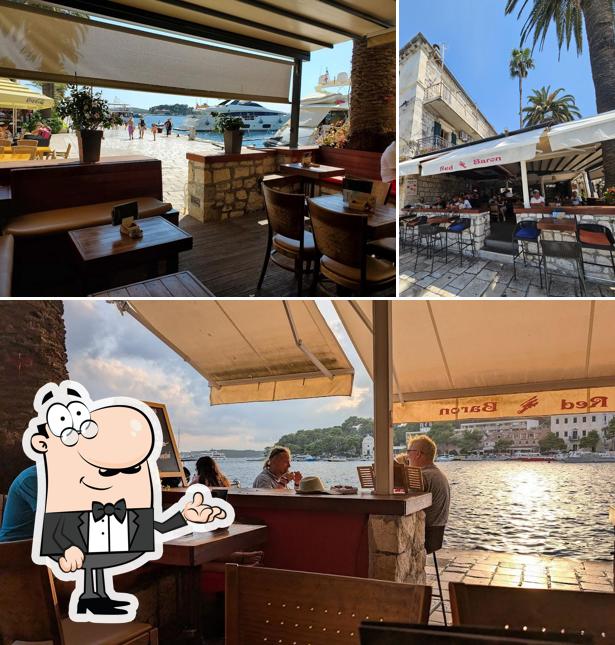 Siediti a un tavolo di Red Baron caffee