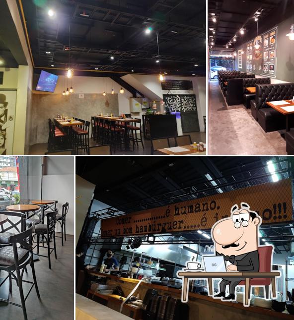 Veja imagens do interior do Nara Burger e Karaokê