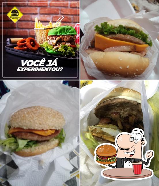 Peça um dos hambúrgueres oferecidos no Hamburgueria Mano's