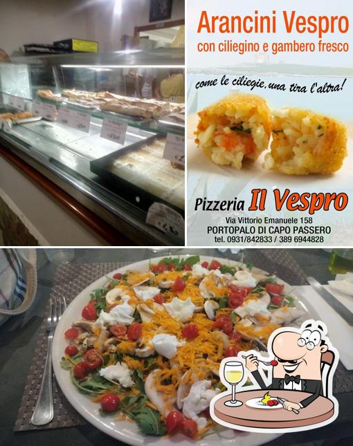 Questa è la immagine che raffigura la cibo e interni di Il Vespro Pizzeria Rosticceria da Asporto
