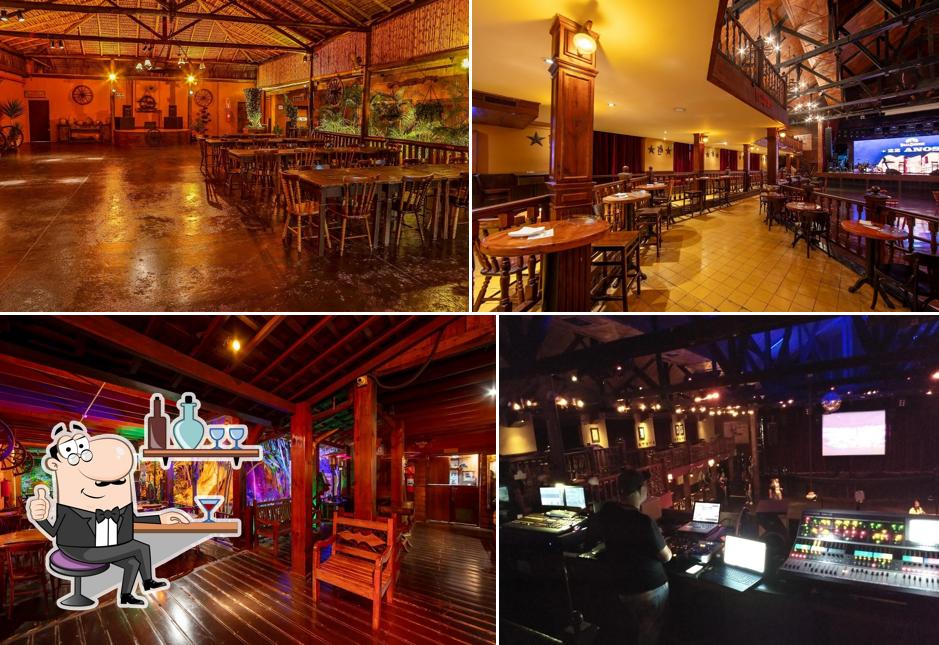 Sente em uma das mesas no Villa Country