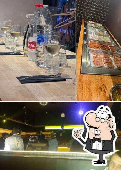 Installez-vous à l'une des tables de Le Global