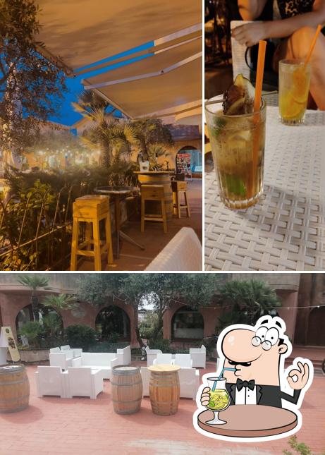Guarda la immagine che presenta la bevanda e interni di Enoteca La Cantinetta