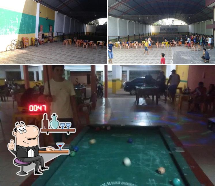Sente em uma das mesas no Arena Brasil Bar Restaurante Arena De Footebol
