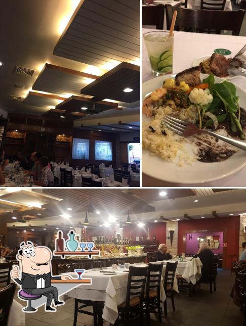 Sente em uma das mesas no Churrascaria Tertúlia