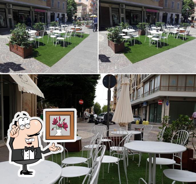 Gli interni di "Caffè Della Piazza" di Marsiglia Monica & C
