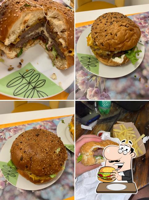 Prenditi un hamburger a Fast food Crispy