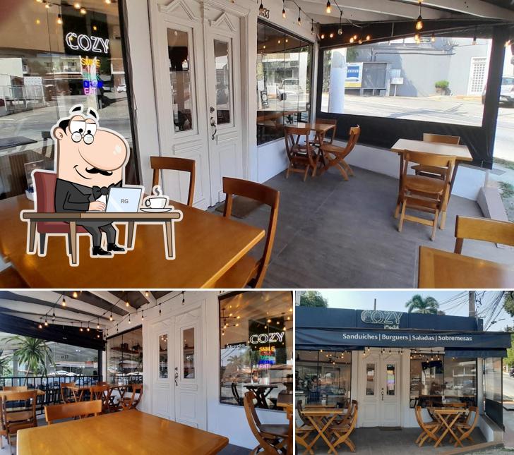 Sente em uma das mesas no Cozy Café