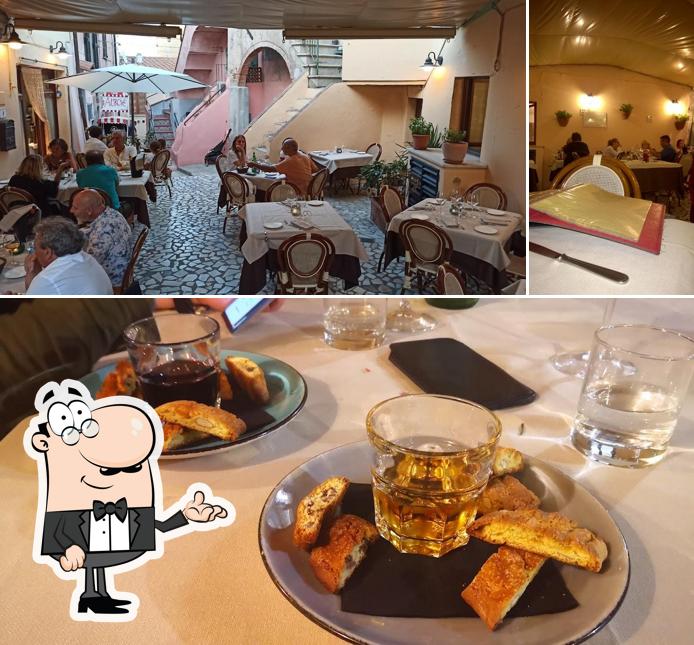 Questa è la immagine che presenta la interni e cibo di Ristorante Quattro Rioni