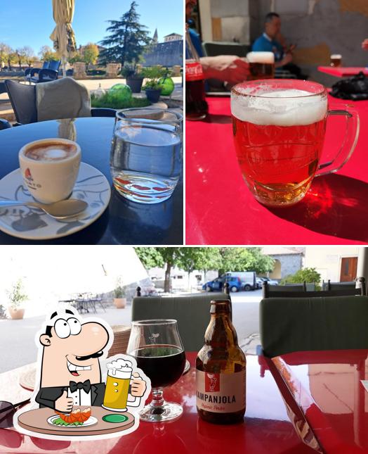 Puoi prenderti un rinfrescante bicchiere di birra chiara o scura