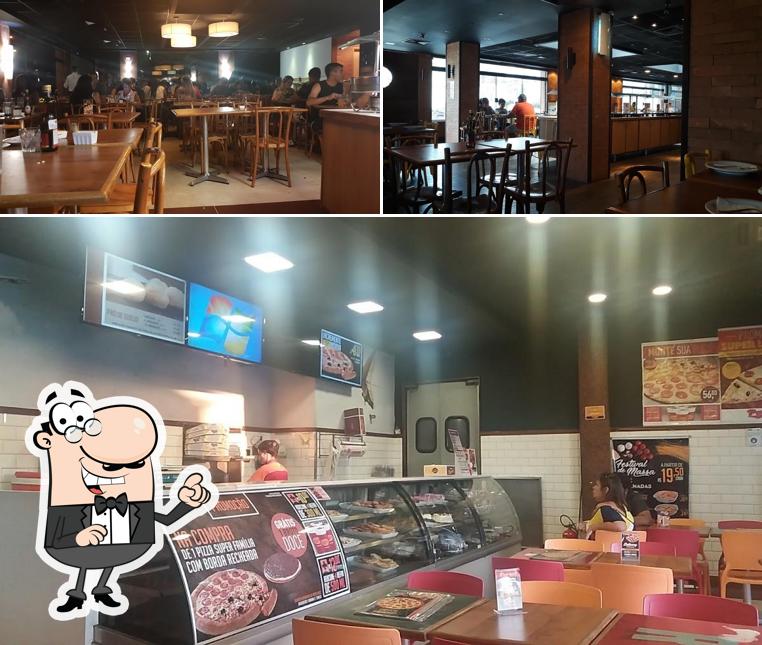 Sente em uma das mesas no Parmê