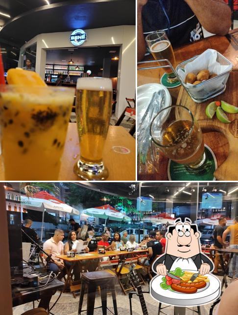 Entre diferentes coisas, comida e interior podem ser encontrados no Boteco Bené