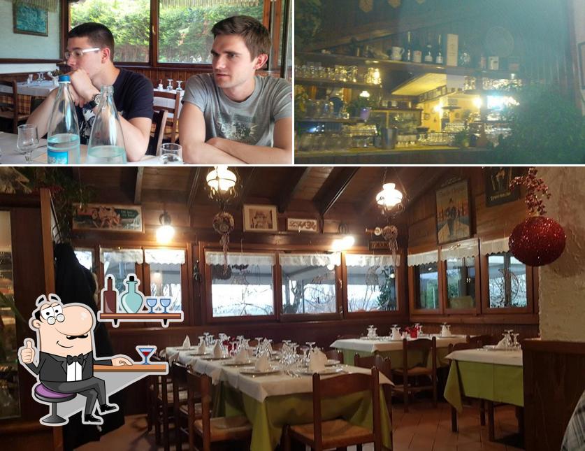La immagine di interni e bancone da bar da Ristorante La Staffa