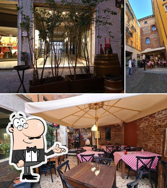 Gli interni di Osteria dal Cavaliere