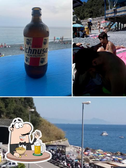 Puoi ordinare un rinfrescante bicchiere di birra chiara o scura