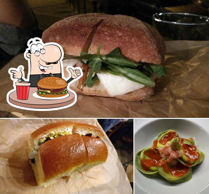 Ordina un hamburger a Downing Square Tartare Bar