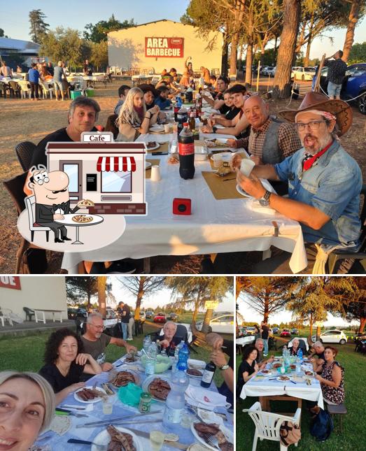 Guarda gli esterni di Area Barbecue Lombardi