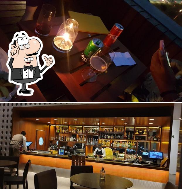 Sente em uma das mesas no Restaurante do B Hotel Brasília