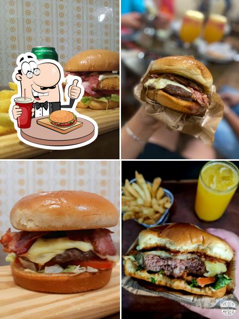 Deguste um dos hambúrgueres oferecidos no Sanduba Lanches E Porções