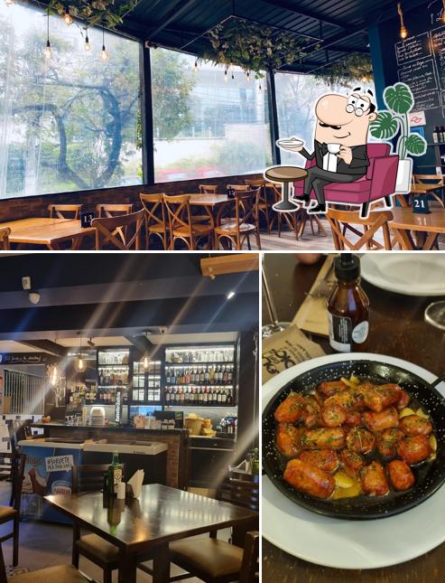 Sente em uma das mesas no Lola por Dios - Restaurante Espanhol