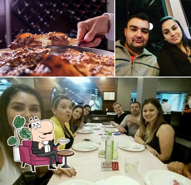 Sente em uma das mesas no Bella Trento Restaurante e Pizzaria