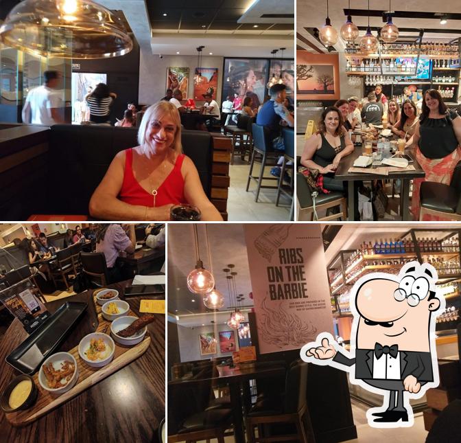 Sente em uma das mesas no Restaurante Outback Steakhouse