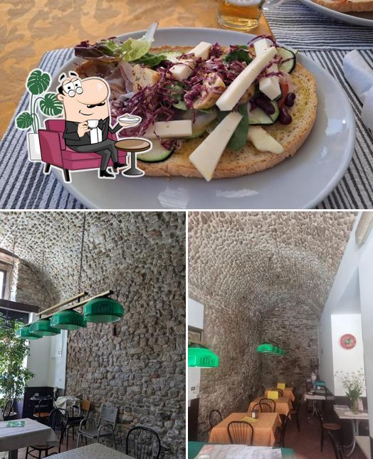 Guarda la foto che mostra la interni e cibo di Bruschetteria "TORRE"