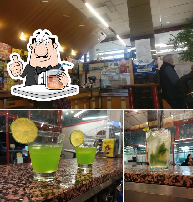 Guarda la immagine che mostra la bevanda e interni di Red Bar