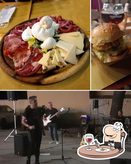 La immagine della cibo e esterno di Zona Viva