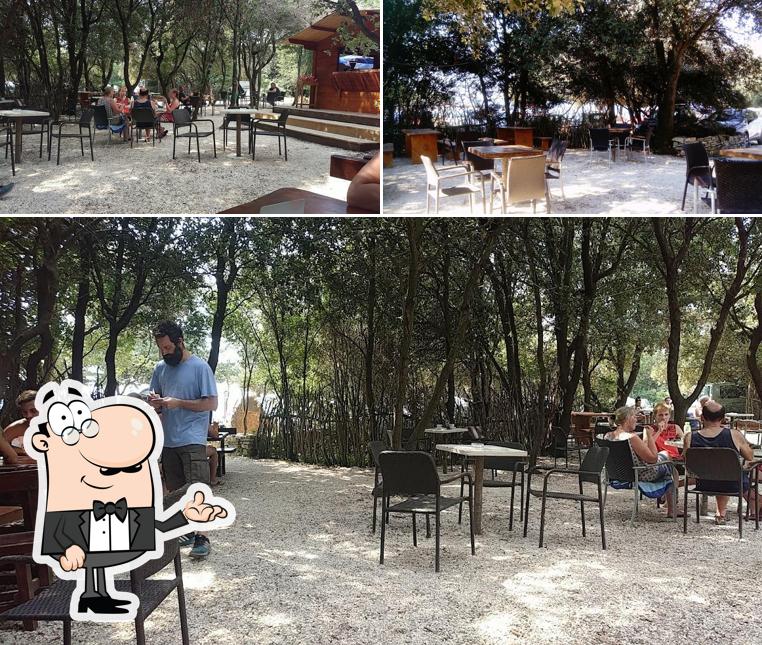 Siediti a un tavolo di Luan Beach Bar