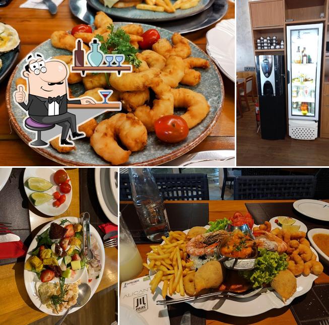 Sente em uma das mesas no O PHAROL RESTAURANTE GOURMET