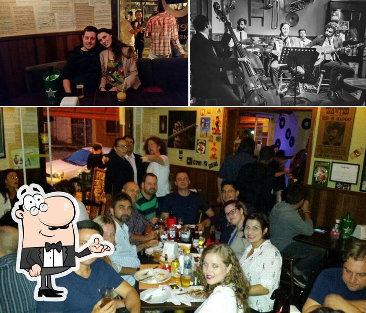 Veja imagens do interior do O Pensador Bar