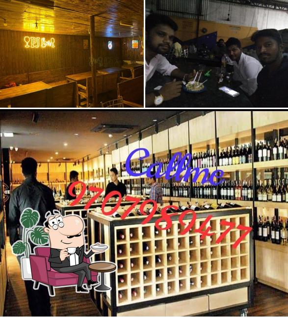 The picture of TASMAC’s interior and bar counter