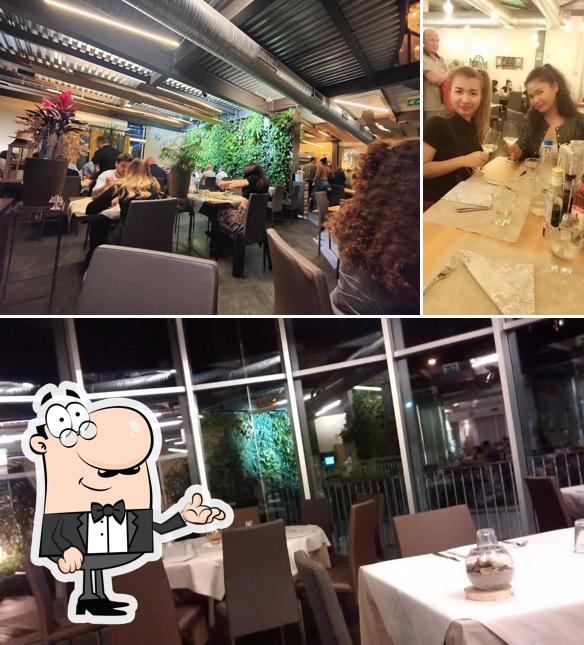 Siediti a un tavolo di Pizzeria Dollaro