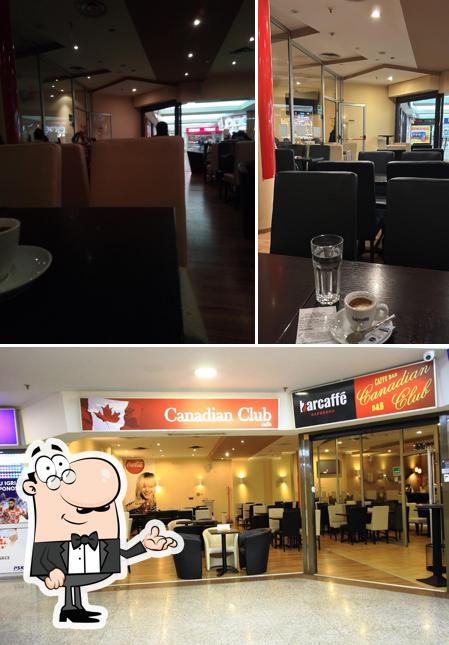 Siediti a un tavolo di Canadian Club