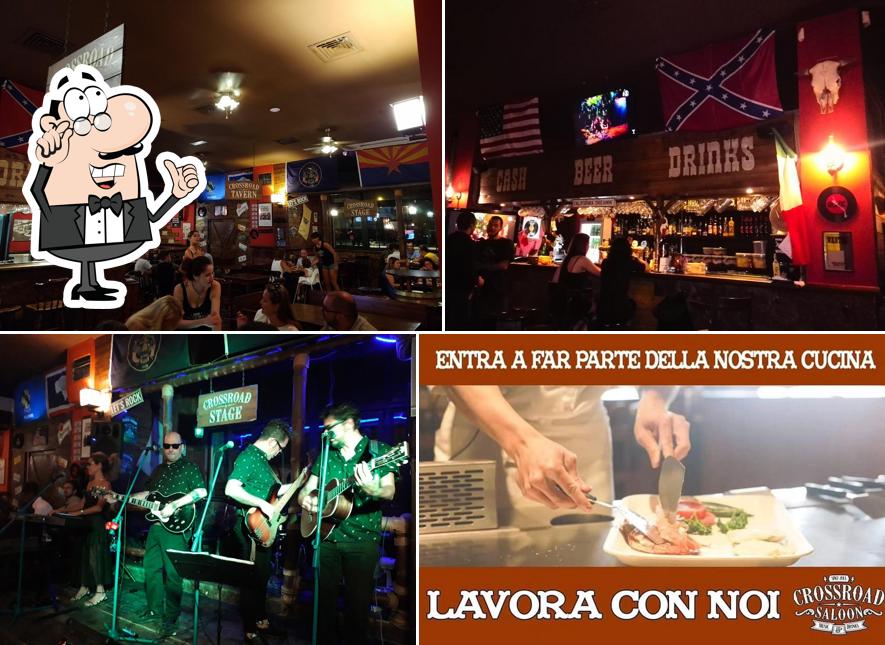 Dai un'occhiata agli interni di Crossroad Saloon