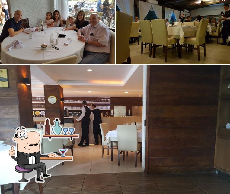 Sente em uma das mesas no Trattoria Da Rosário