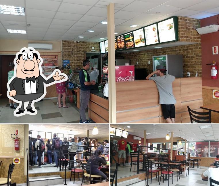 Sente em uma das mesas no Subway