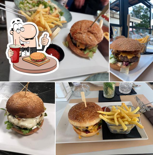 Essayez un hamburger à ECHO Restaurant & Lounge