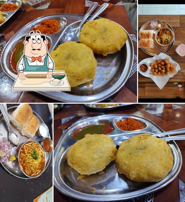 Samosa at Shree Ballaleshwar Misal