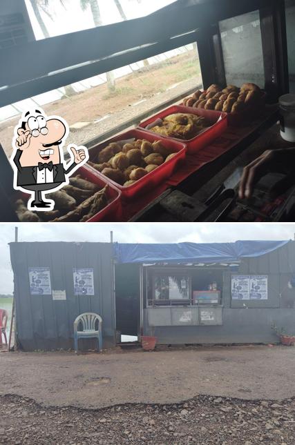 വരമ്പത്തെ ചായക്കട