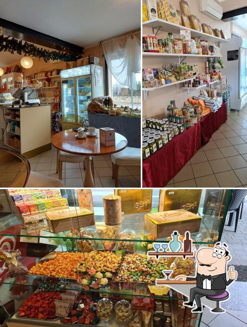 La foto della interni e cibo di Bar Centrale